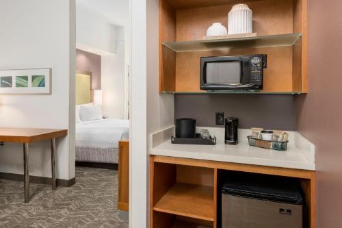 SpringHill Suites by Marriott Lafayette South at River Ranchにあるキッチンまたは簡易キッチン
