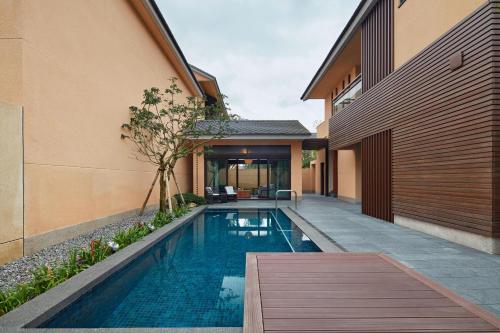 een zwembad in de achtertuin van een huis bij The Westin Yilan Resort in Yuanshan