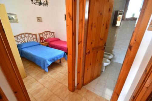 a small room with a bed and a toilet at Casa vacanza vicino spiaggia-ll23 in San Foca