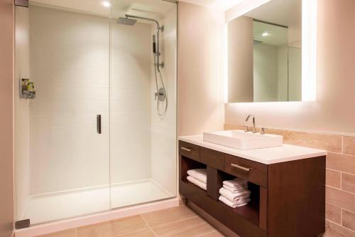 een badkamer met een wastafel en een douche bij Element Boston Seaport District in Boston