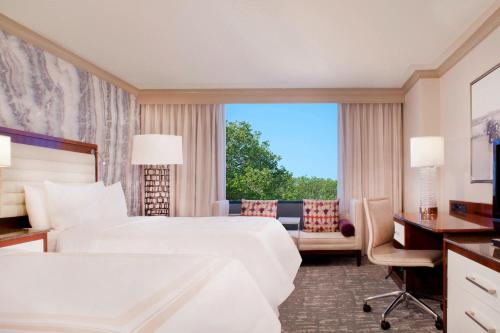 ein Hotelzimmer mit 2 Betten und einem Fenster in der Unterkunft Denver Airport Marriott at Gateway Park in Aurora