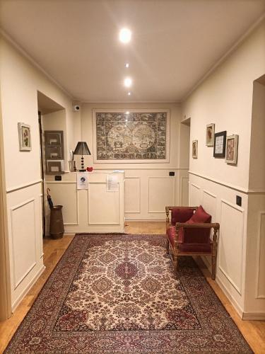 a living room with a couch and a rug at Al Teatro in Verona