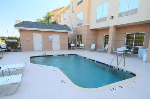 una piscina frente a un edificio en Fairfield Inn & Suites by Marriott Killeen, en Killeen