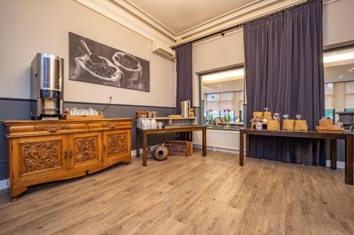 a hair salon with a wooden desk and a mirror at Fletcher Hotel Restaurant De Geulvallei in Valkenburg