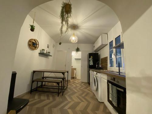 une cuisine avec une table et une salle à manger dans l'établissement Plage à 3 minutes à Pied, Grand Appart Familial, 3 Chambres ,Top emplacement !, à Bastia