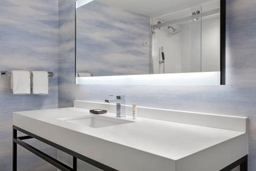 聖安東尼奧的住宿－聖安東尼奧國際機場假日酒店，浴室设有白色水槽和镜子