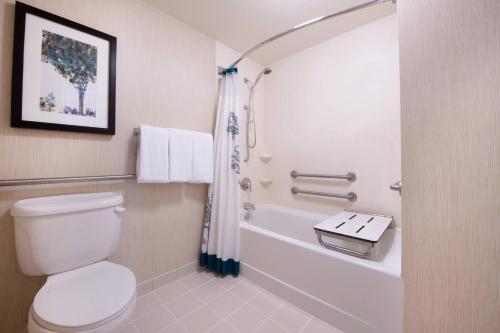 紐華克的住宿－Residence Inn by Marriott Newark Silicon Valley，一间带卫生间、浴缸和淋浴的浴室