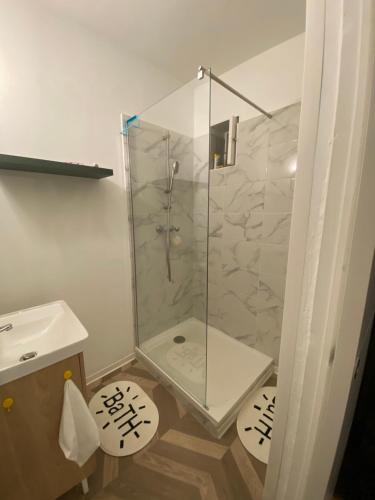 Un baño con ducha, inodoro y lavabo. en Plage à 3 minutes à Pied, Grand Appart Familial, 3 Chambres ,Top emplacement !, en Bastia
