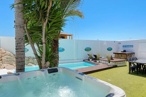 Bazén v ubytovaní MEDANO4YOU The Palm Tree Holiday Home alebo v jeho blízkosti