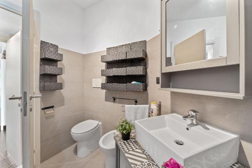 阿爾布斯的住宿－Nonna Gina，浴室配有白色水槽和卫生间。