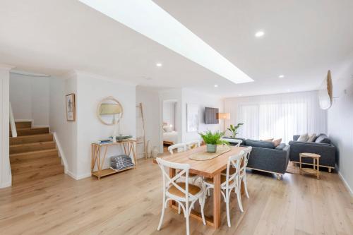 Χώρος καθιστικού στο Yamba Beachside Escape - oceanstays