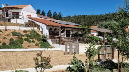 a house with a fence in front of it at Studio GECKO Pego Longo in Lameiros