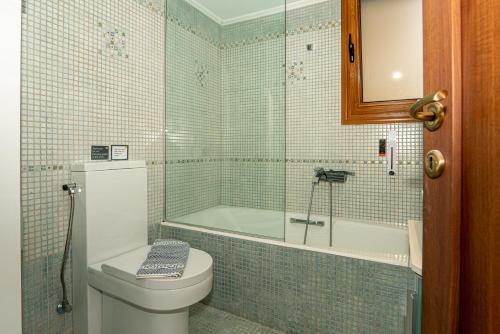 a bathroom with a toilet and a bath tub at Contemporary 2 bedroom apt 5 min walk from Kissamos center in Kissamos