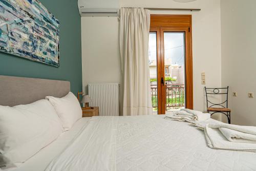 Contemporary 2 bedroom apt 5 min walk from Kissamos center