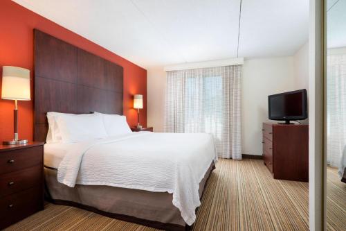 Gulta vai gultas numurā naktsmītnē Residence Inn by Marriott Minneapolis Edina