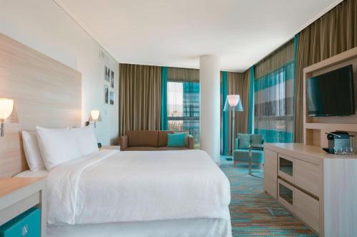pokój hotelowy z łóżkiem i telewizorem w obiekcie Four Points by Sheraton Oran w mieście Oran