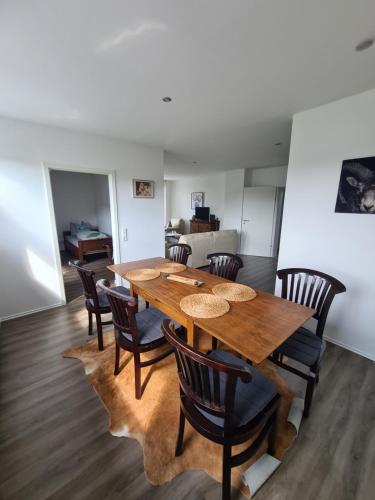 a dining room with a wooden table and chairs at Pilgrims "Rosalie" große Fewo mit 3 Schlafzimmern, 1Bad, 2 WC, Balkon, fast Internet in Brilon