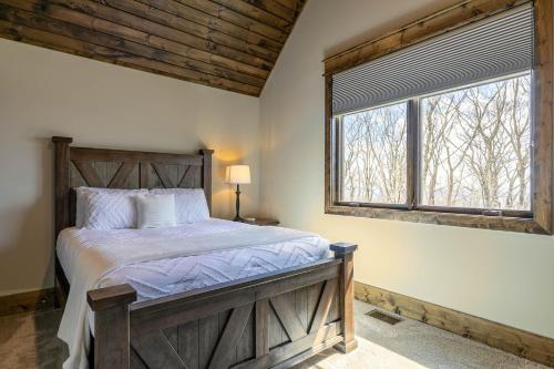 een slaapkamer met een groot bed en een raam bij Grayling Lodge at Eagles Nest in Banner Elk