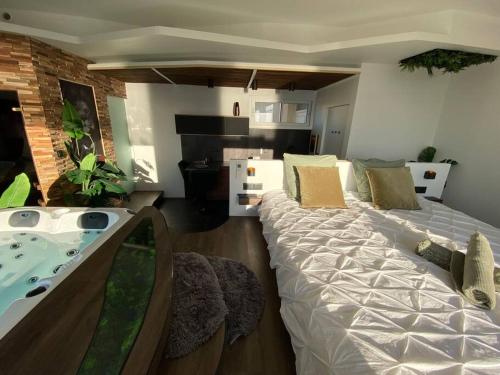 une chambre avec un grand lit et une baignoire dans l'établissement Sunset, à Six-Fours-les-Plages