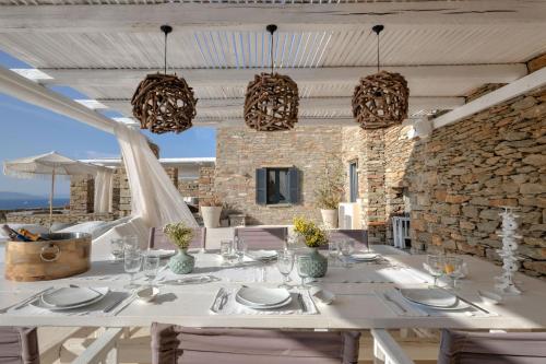 Posezení v ubytování Waterfront villa with a swimming pool, sea view and direct access to the sea