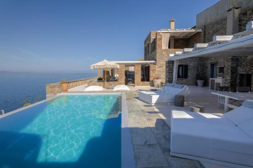 Bazén v ubytování Waterfront villa with a swimming pool, sea view and direct access to the sea nebo v jeho okolí