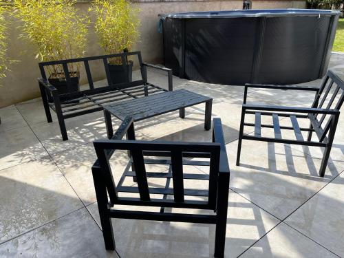 a group of chairs and a table on a patio at Logement de charme - W&B House in Dorlisheim