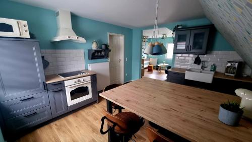eine Küche mit einem Holztisch im Zimmer in der Unterkunft Haus Erdmann in Dahn