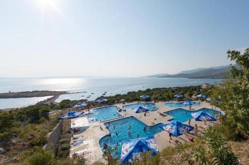een luchtzicht op een zwembad naast het water bij Luxury Mobile Homes - Adria Superior in Klenovica