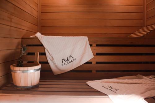 una toalla colgada de la parte trasera de una sauna en Principe Alogna Hotel & SPA en Altavilla Milicia