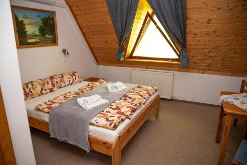 Katil atau katil-katil dalam bilik di Castrum Camping & Pension