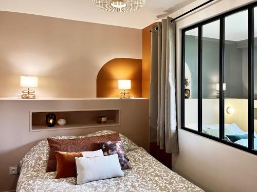 une chambre avec un lit et une grande fenêtre dans l'établissement L'Arc-en-Ciel Scandinave - Séjour unique et design au cœur de Rouen, à Rouen