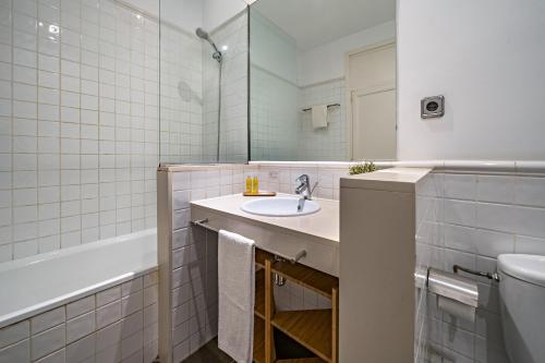 y baño con lavabo, bañera y aseo. en Habitat Apartments Barcelona Balconies, en Barcelona