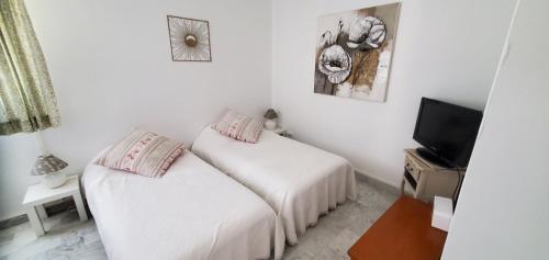 - une chambre avec 2 lits et une télévision dans l'établissement Superbe Rez de Jardin dans résidence au calme, à Nice