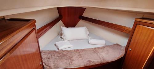 einen kleinen Sitz auf der Rückseite eines Bootes in der Unterkunft Velero Shabbak in Valencia