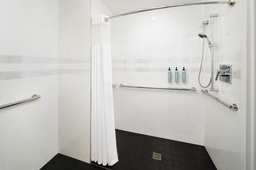 een badkamer met een douche en een douchegordijn bij Courtyard by Marriott Long Island City/New York Manhattan View in Queens
