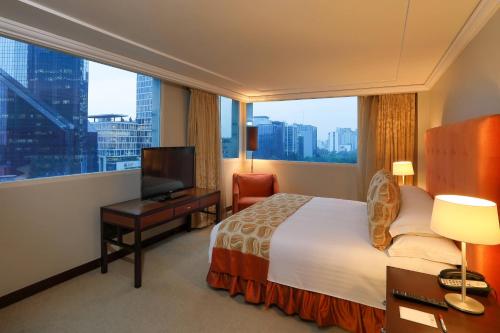 ein Hotelzimmer mit einem Bett und einem großen Fenster in der Unterkunft Mexico City Marriott Reforma Hotel in Mexiko-Stadt