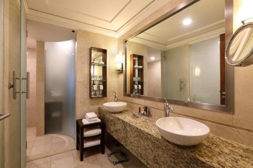 a bathroom with two sinks and a large mirror at Mexico City Marriott Reforma Hotel in Mexico City