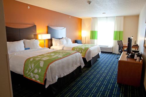 um quarto de hotel com duas camas e uma televisão em Fairfield Inn and Suites Flint Fenton em Fenton