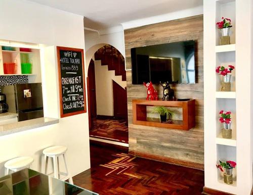 un restaurante con bar con barra y taburetes en Casa valicha, en Cusco