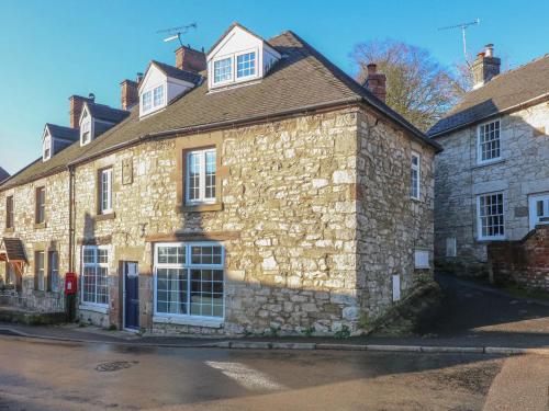 an old stone house on the side of a street at 4 Bed Sleeps 8 On-Road Parking WiFi in Brassington