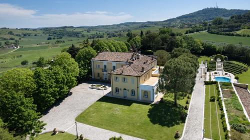 una vista aérea de una casa con jardín en TENUTA BAGNI DE' CONSOLI 24, Emma Villas en Bertinoro