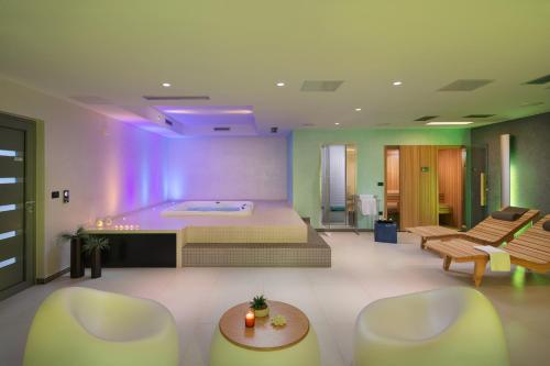 una grande camera con un letto e un divano e sedie di Villa Valsavia-apartment Borik with pool and SPA a Rovigno (Rovinj)