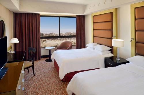 una camera d'albergo con due letti e una finestra di Petra Marriott Hotel a Wadi Musa