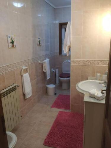 a bathroom with a toilet and a sink at Querido, Vamos de Férias! in Vagos