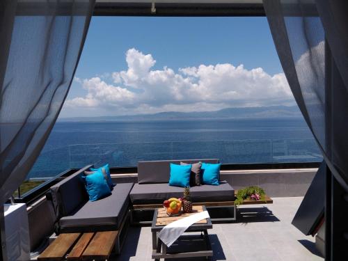 Elle comprend un balcon offrant une vue sur l'océan. dans l'établissement Mavi Panorama Villa, à Çeşme