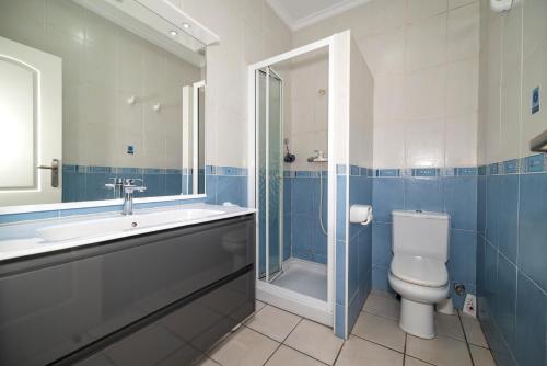 ein Bad mit einem WC, einem Waschbecken und einer Dusche in der Unterkunft Villa la Giralda in Denia