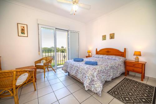 ein Schlafzimmer mit einem Bett und einem Balkon in der Unterkunft Villa la Giralda in Denia