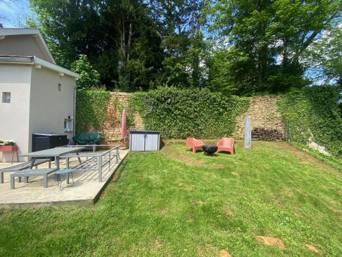 Un jardín fuera de Tiny House Sedan