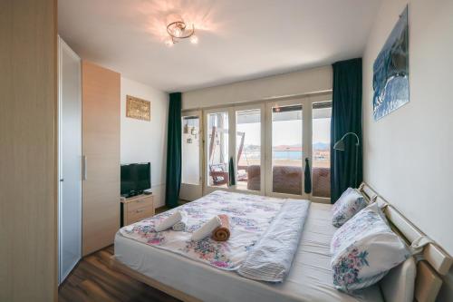 Schlafzimmer mit einem Bett und Meerblick in der Unterkunft Apartman Cruiser in Zadar
