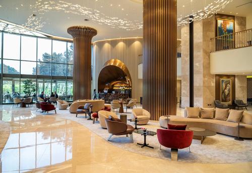 un hall avec des canapés et des chaises dans un bâtiment dans l'établissement InterContinental Istanbul, an IHG Hotel, à Istanbul